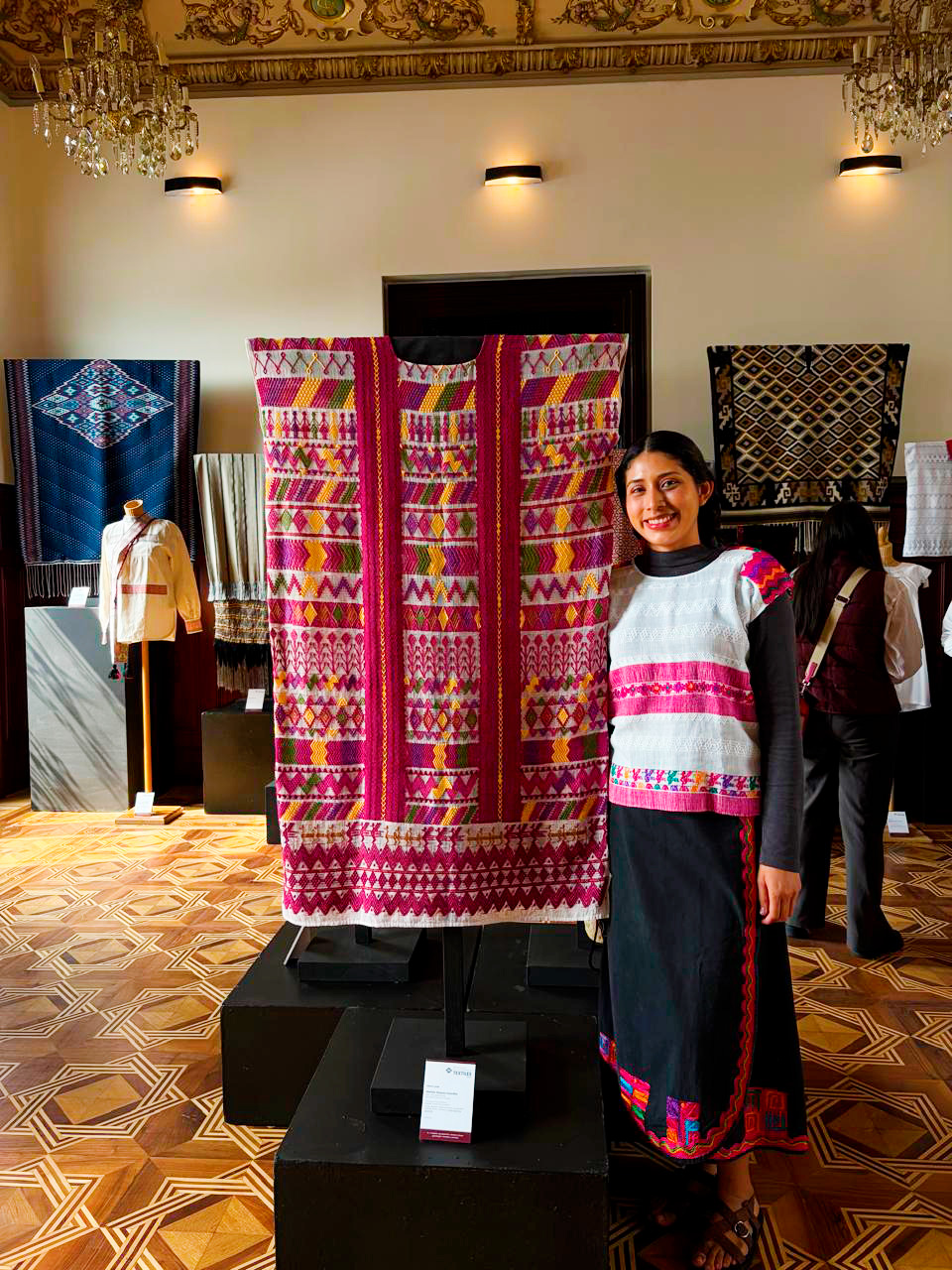 Entrada: DGVC FELICITA A DOCENTE DE SEMILLERO CREATIVO DE PAZ POR OBTENER EL TERCER LUGAR NACIONAL EN CONCURSO DE TEXTILES